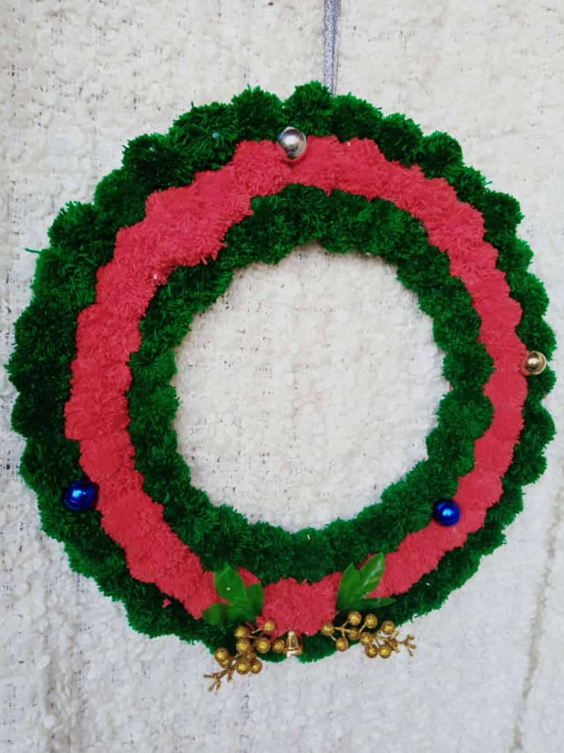 Green and red circle ⭕ yarn